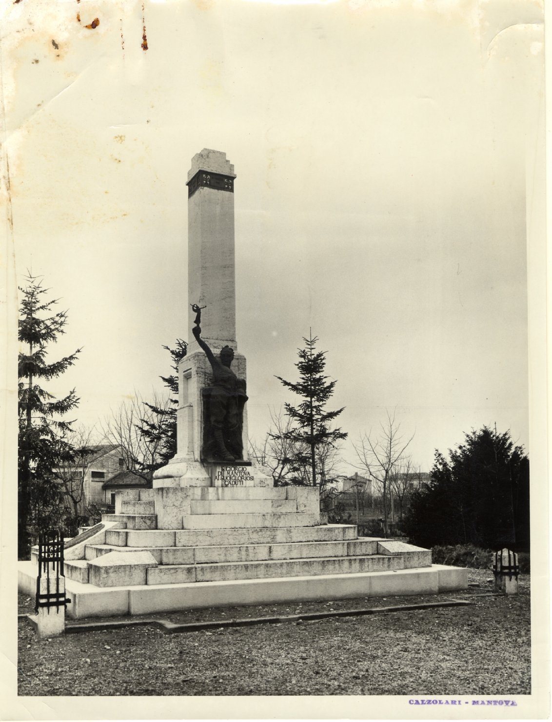 Monumento ai caduti di San Giorgio, inaugurato il 4 maggio 1924, progettato dall'arch. Ettore Martini e dallo scultore Giuseppe Menozzi.